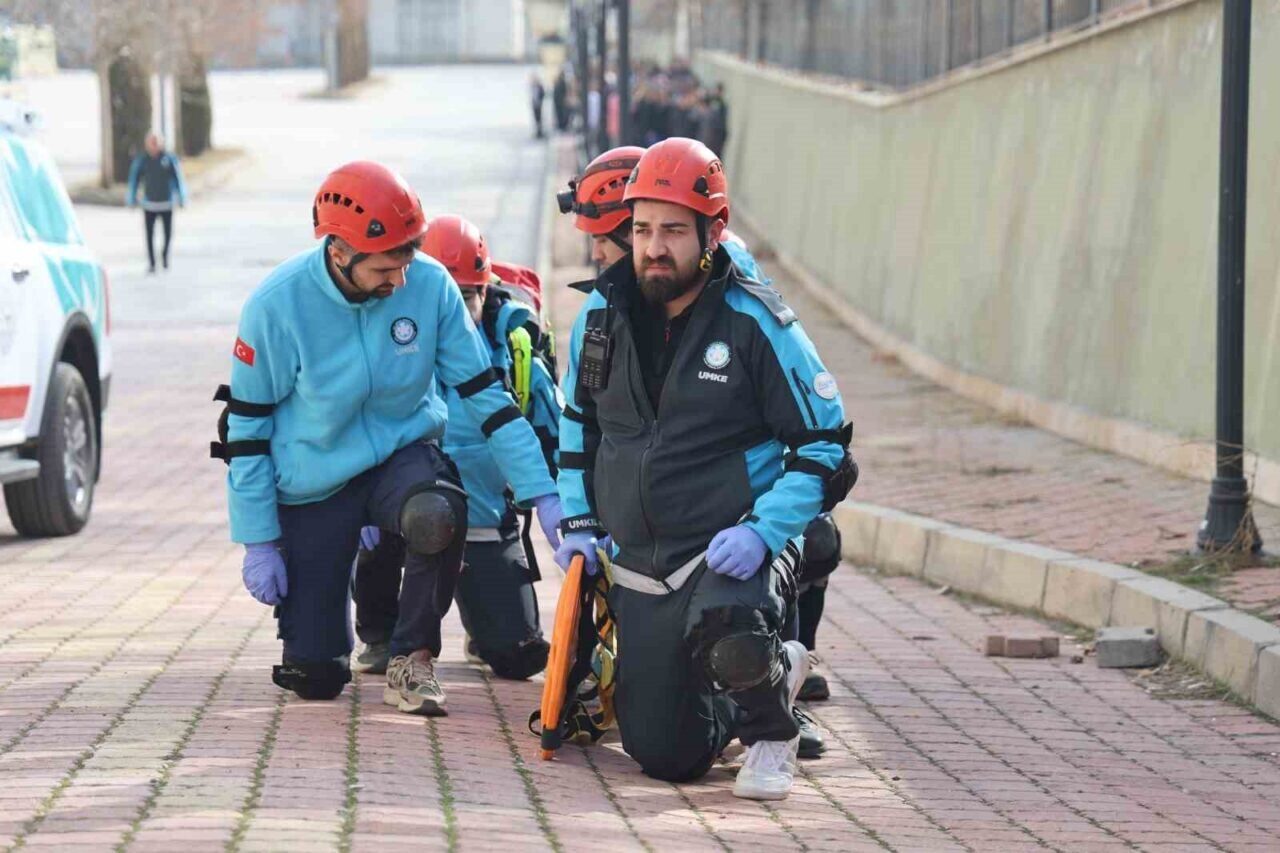 Elazığ Fırat Üniversitesi'nde 2025 Afet Planı kapsamında gerçekleştirilen deprem ve