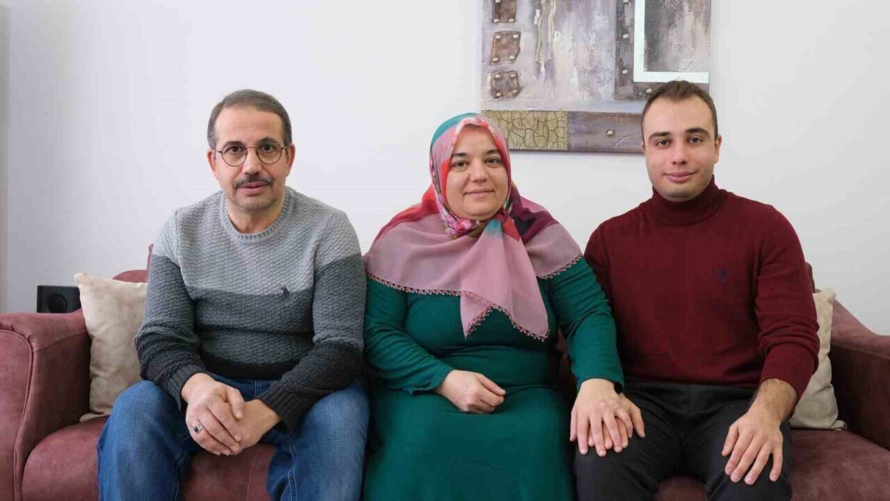 Elazığ'daki 2020 depreminde enkazdan kurtarılarak TOKİ konutlarına yerleşen Azize Çelik