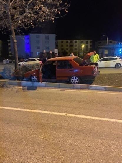 Elazığ'ın Ataşehir Mahallesi'nde M.D. yönetimindeki Fiat Tofaş, direksiyon hakimiyetinin kaybolmasıyla