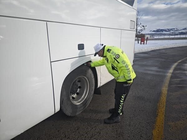 Erzurum’da Ulaşım Güvenliği İçin Emniyet Kemeri ve Kış Lastiği Denetimleri Artırıldı Erzurum Emniyet Müdürlüğü, 2024/2025 Eğitim ve Öğretim yılı yarıyıl tatili