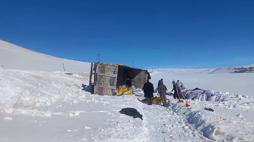 Erzurum’da kaygan yolda devrilen yem kamyonunun sürücüsü kazayı hafif sıyrıklarla atlattı. Erzurum'da yoğun kar yağışı nedeniyle kontrolden çıkarak devrilen yem yüklü
