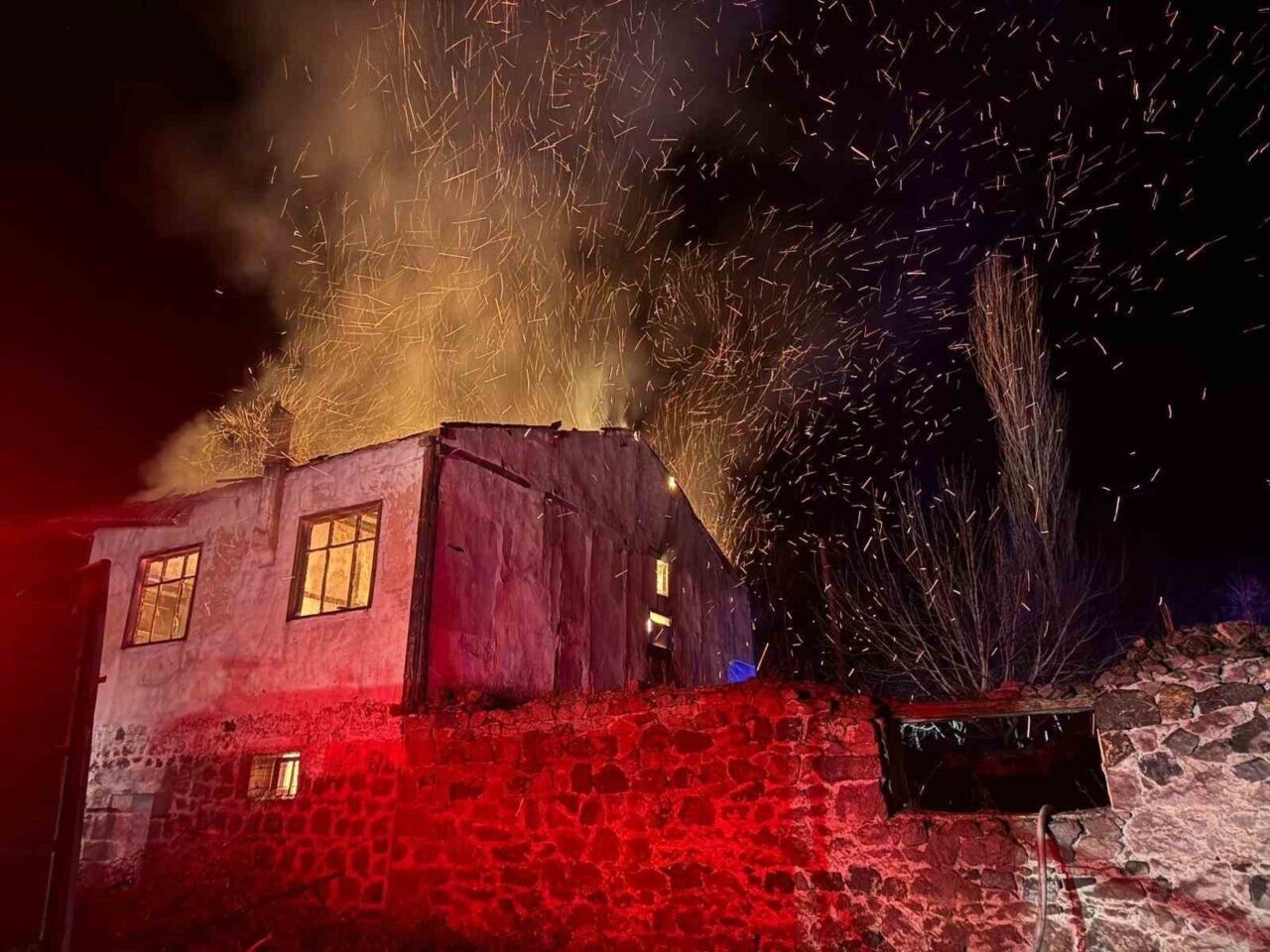 Amasya'nın Merzifon ilçesindeki Karatepe köyünde eski bir değirmen alev alev