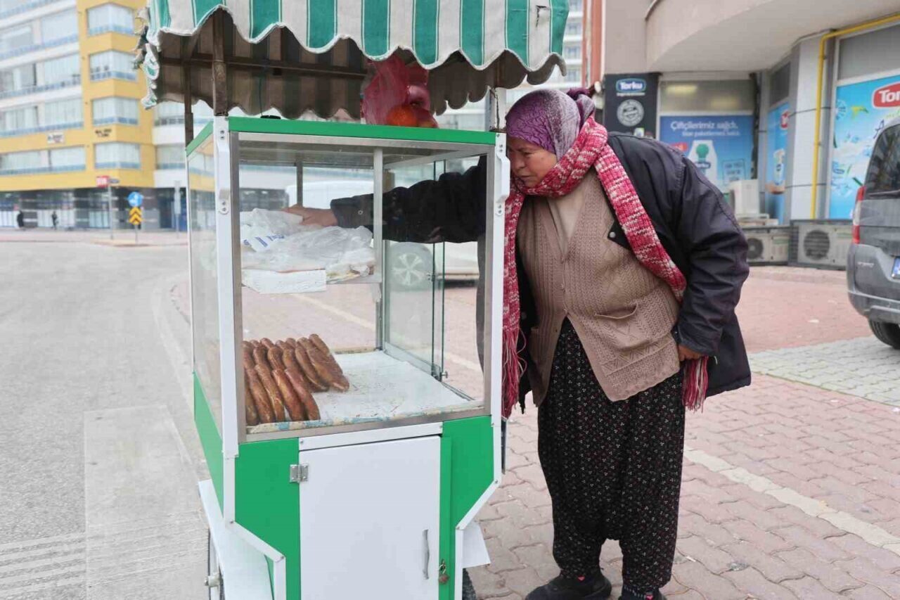 Konya'da 58 yaşındaki Menekşe Demirkaya, eşinin kaza geçirmesinin ardından ev