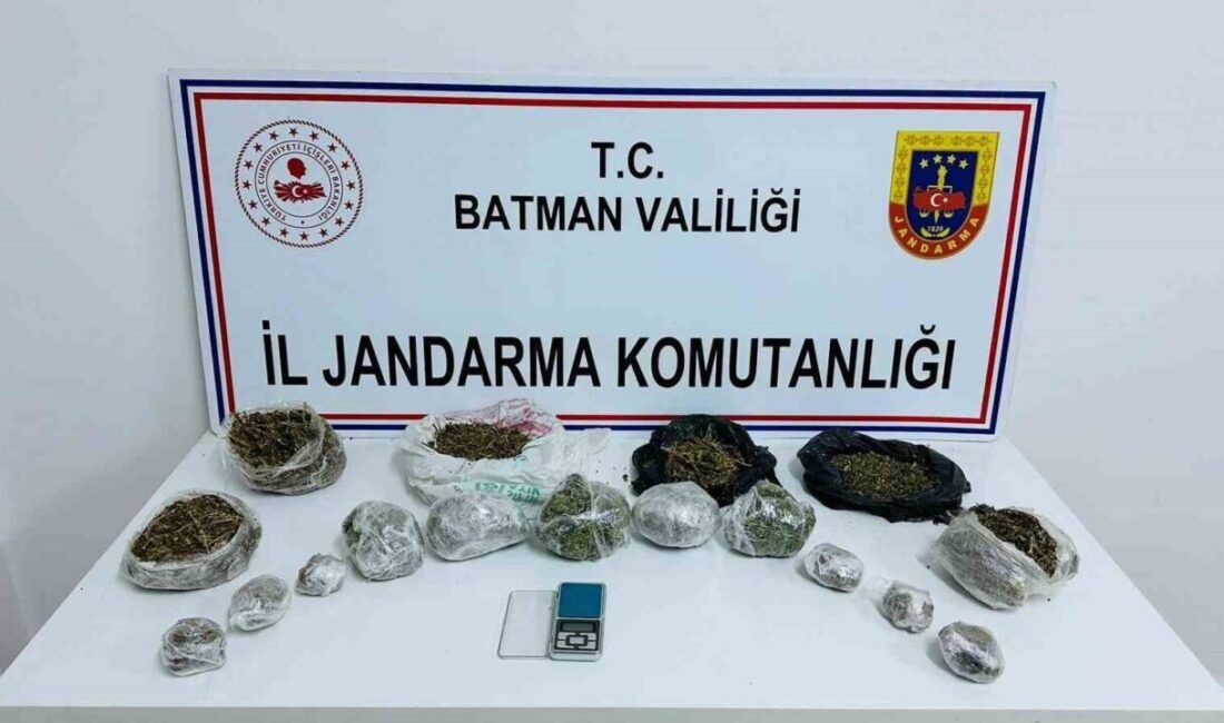 Uyuşturucu Ticareti Yapan Şahıs Batman’da Yakalandı ve Tutuklandı Batman'ın Yeşiltepe Mahallesi'nde, evini uyuşturucu ticaretine dönüştüren V.Y. isimli şahıs,