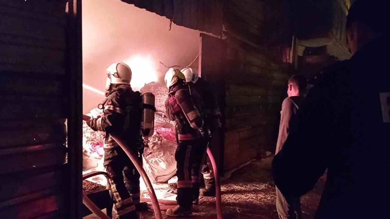 Mersin’in Akdeniz ilçesinde Hal Mahallesi'ndeki bir depoda çıkan yangın, itfaiye