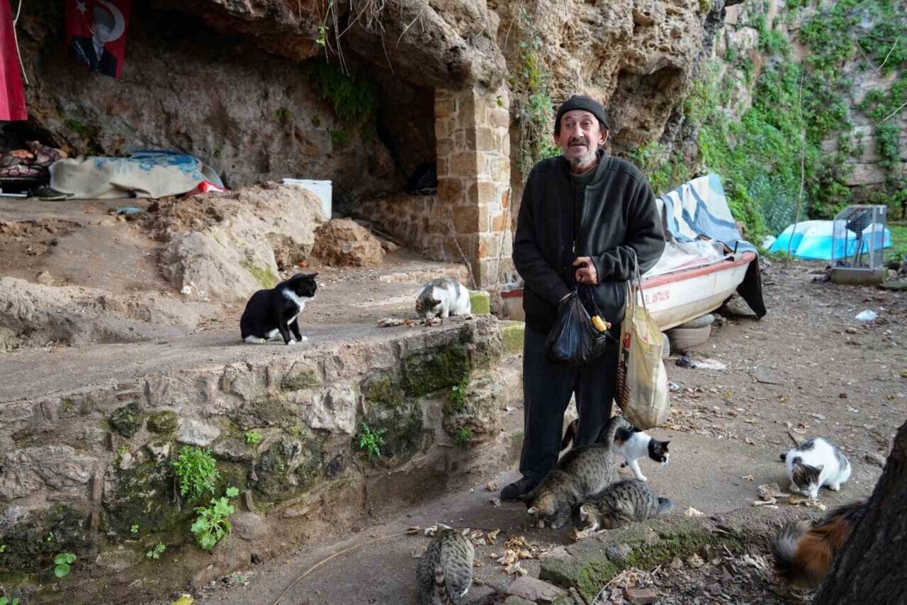 Antalya'da 4 yıldır tarihi surlarda yaşayan 63 yaşındaki Hüseyin Urlu,
