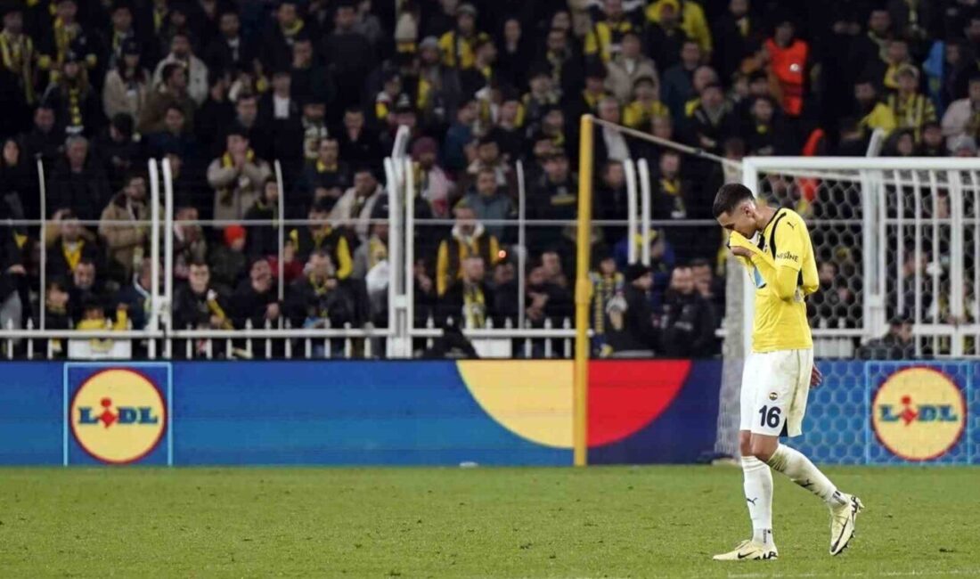Mert Müldür’ün omzunda çıkan sakatlık sonrası Fenerbahçe tedavi sürecine başladı Fenerbahçe, Mert Müldür'ün omzunda çıkık tespit edildiğini duyurdu. 25 yaşındaki
