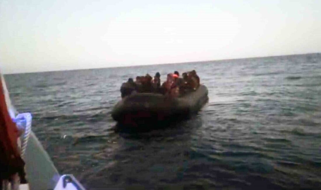 Fethiye’de Sahil Güvenlik, Lastik Bot İçinde 32 Düzensiz Göçmeni Kurtardı Muğla'nın Fethiye ilçesinde Sahil Güvenlik, hareket halindeki bir lastik botta
