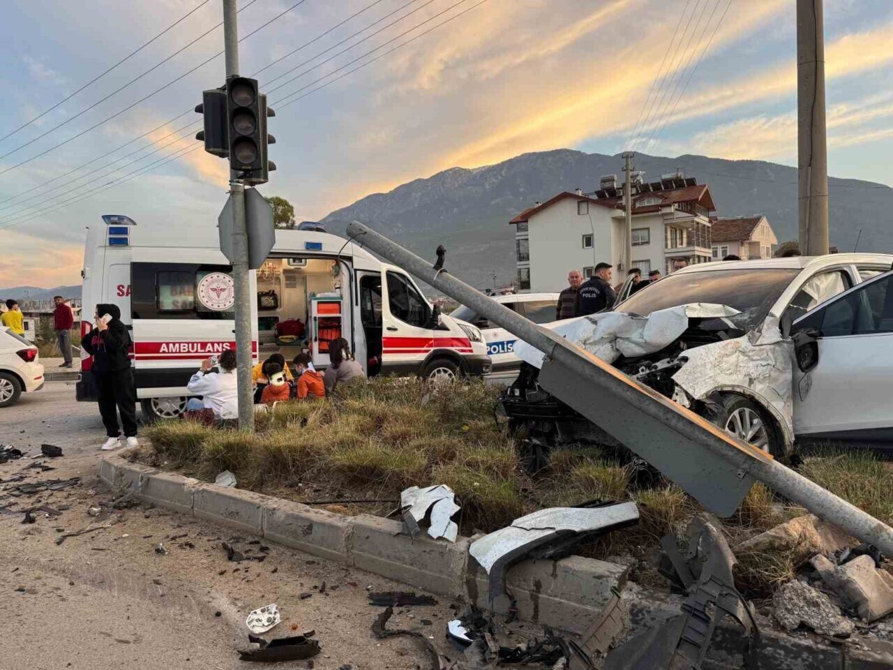 Muğla'nın Fethiye ilçesindeki trafik kazasında, 2'si çocuk toplam 6 kişi