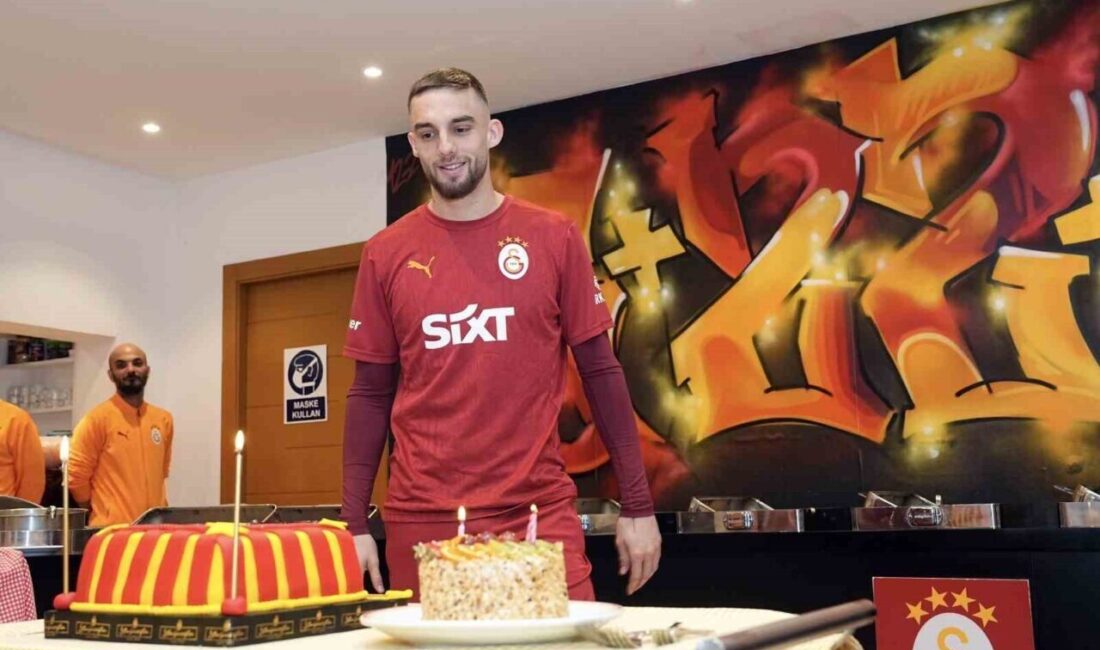 Berkan Kutlu’nun 27. doğum günü Galatasaray’da coşkuyla kutlandı Galatasaray, 27. yaşına giren Berkan Kutlu'nun doğum gününü Florya Metin