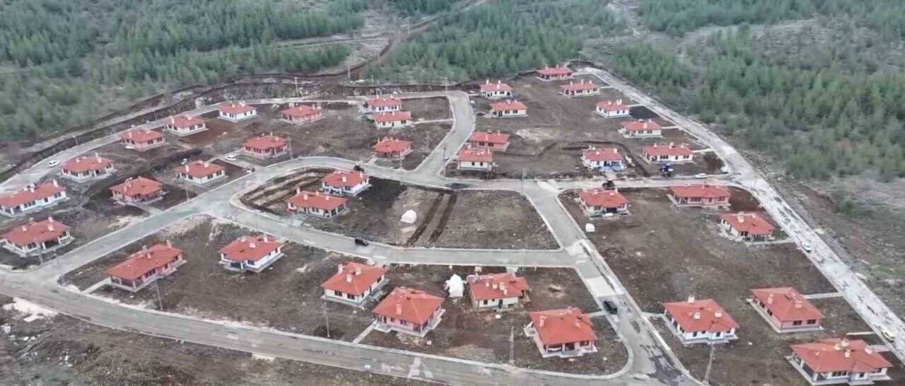 Kahramanmaraş merkezli depremlerden etkilenen Gaziantep'in Nurdağı ilçesindeki depremzedeler, tamamlanan köy
