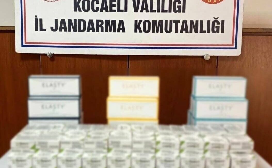 Kocaeli’nin Gebze İlçesinde Kaçak Estetik ve Tıbbi Malzeme Operasyonu: 328 Kutu Ele Geçirildi Kocaeli'nin Gebze ilçesinde jandarma, yasa dışı yollarla temin edilen 328
