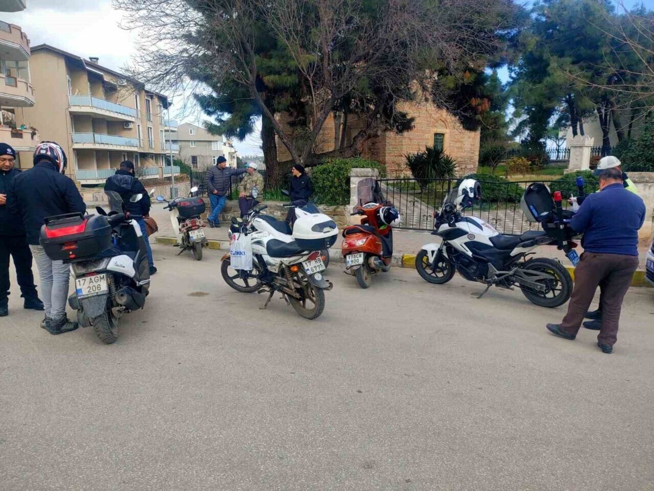 Çanakkale'nin Gelibolu ilçesinde gerçekleştirilen denetimlerde 242 araç ve motosiklet kontrol