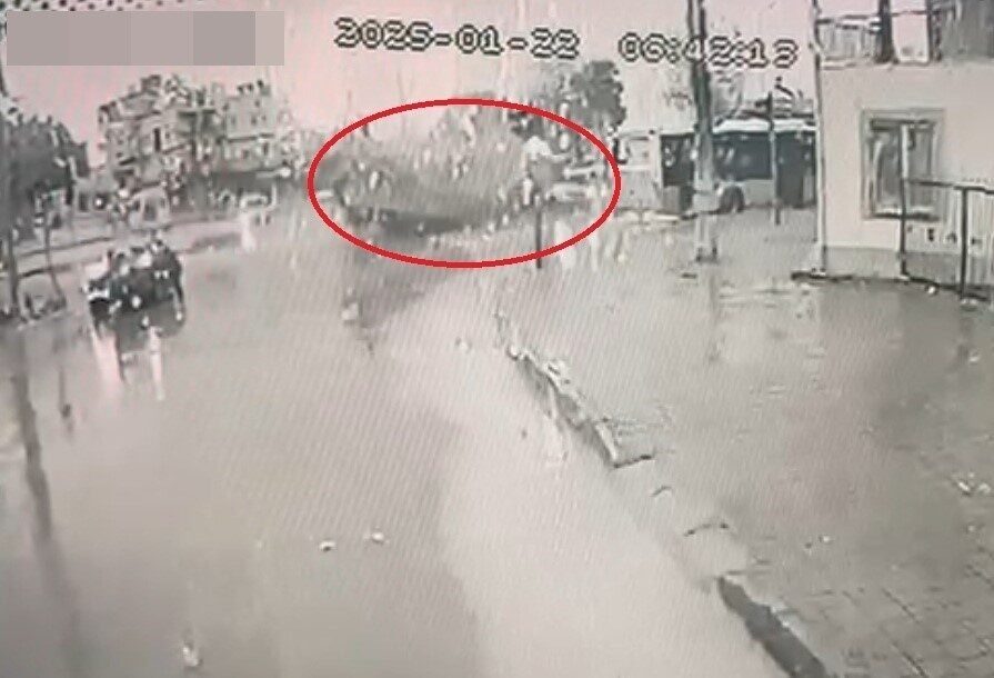 Antalya'nın Kepez ilçesinde yeşil ışıkta geçen Gülşen Saygın'a çarpan kamyon