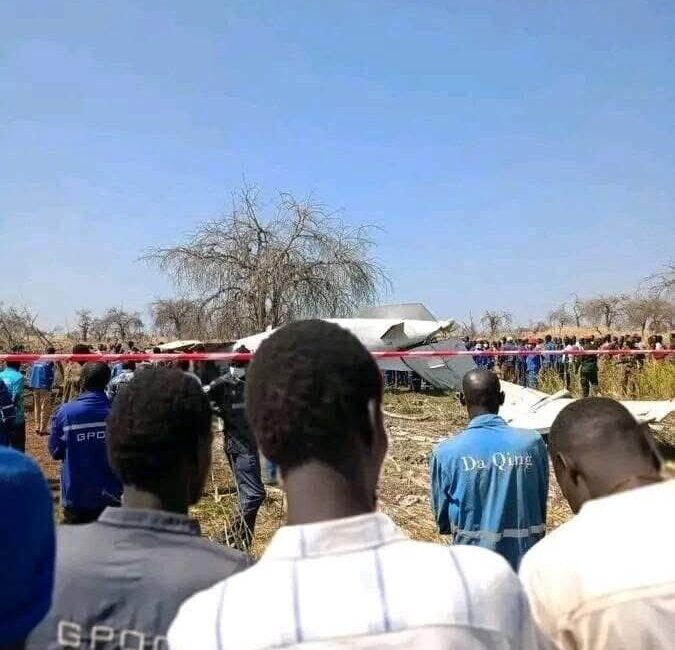 Güney Sudan’da Yolcu Uçağı Düştü: 18 Kişi Hayatını Kaybetti Güney Sudan'da Unity eyaletinde bir yolcu uçağı düştü. 21 kişilik
