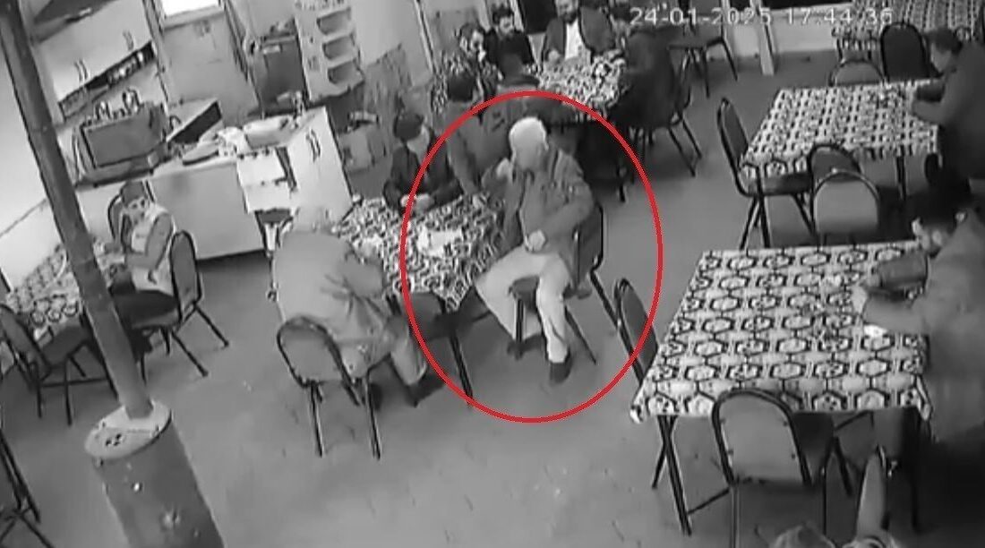 Bursa’da İşçi, Nefessiz Kalan Yaşlı Adamı Kurtardı Bursa'nın Gürsu ilçesinde İsmail Hakkı Arslan, kahvede yemek yerken nefessiz