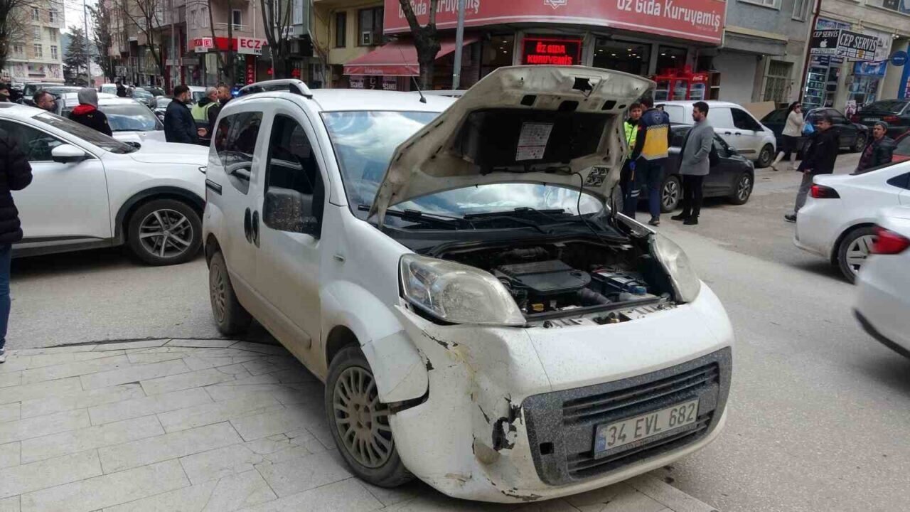 Bilecik'te Teyfikbey Caddesi'nde meydana gelen trafik kazasında E.D. yaralandı. 34