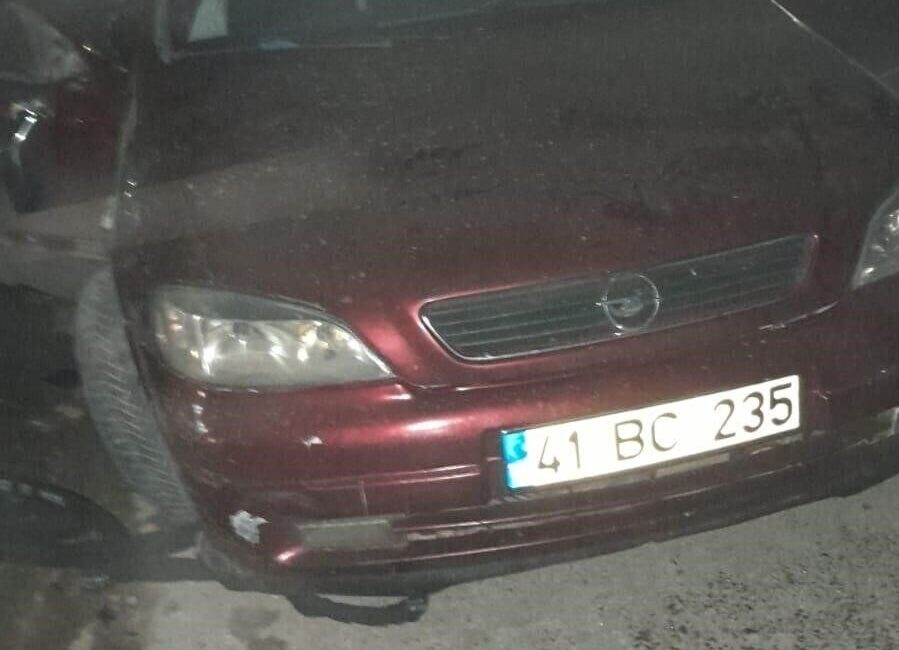 Kocaeli’de meydana gelen trafik kazasında bir çocuk yaşamını yitirirken, 6 kişi yaralandı. Kocaeli'de iki aracın çarpışması sonucu 15 yaşındaki Eymen B. hayatını