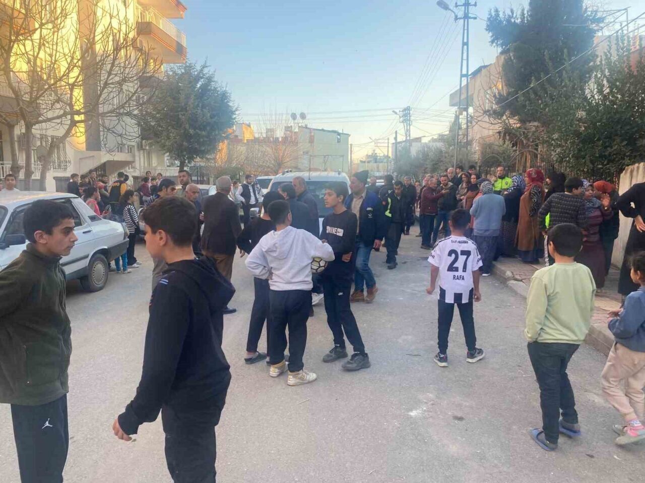 Adıyaman'da Yeşilyurt Mahallesi'nde oynayan 7 yaşındaki Kübra D.'ye, Gülhan Y.