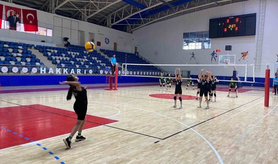 Hakkari’de Kadınlara Yönelik Voleybol Etkinlikleri İlgiyle Devam Ediyor Hakkari'de, Gençlik ve Spor Bakanlığı'nın 'Evinin Sultanları' projesi çerçevesinde başlatılan