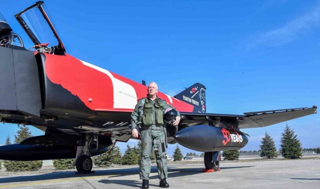 Hava Kuvvetleri Komutanı Kadıoğlu, Eskişehir’deki 1’inci Ana Jet Üs Komutanlığı’nı ziyaret etti. Hava Kuvvetleri Komutanı Orgeneral Ziya Cemal Kadıoğlu, Eskişehir 1'inci Ana