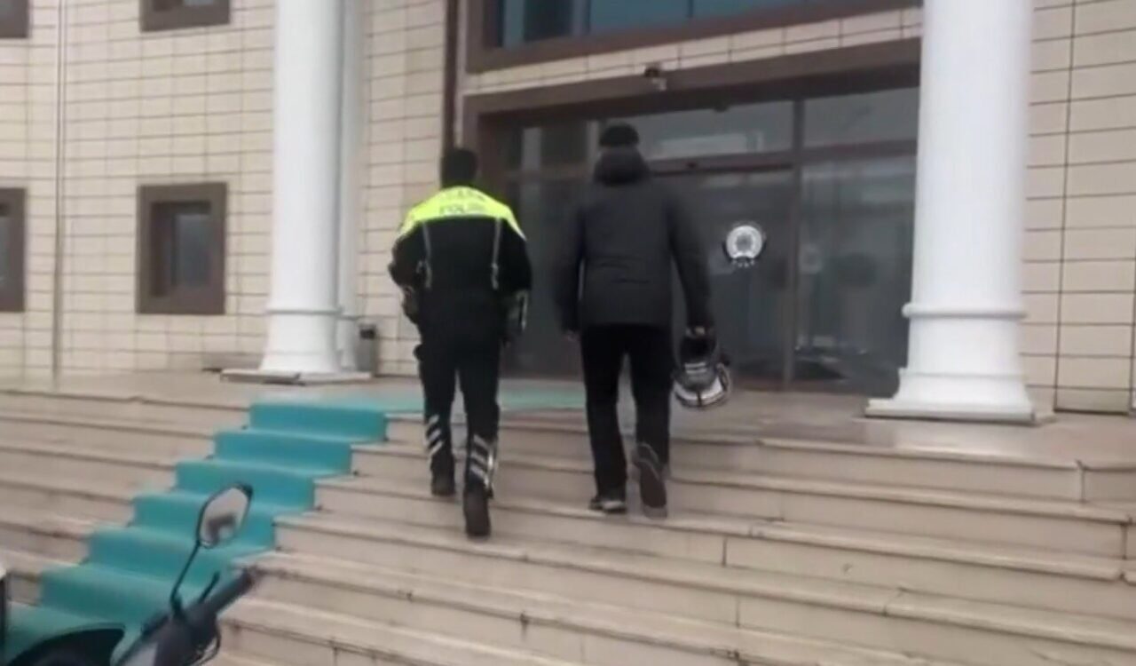 Düzce’de tehlikeli sürüş yapan bir motosiklet sürücüsü, sosyal medya paylaşımının