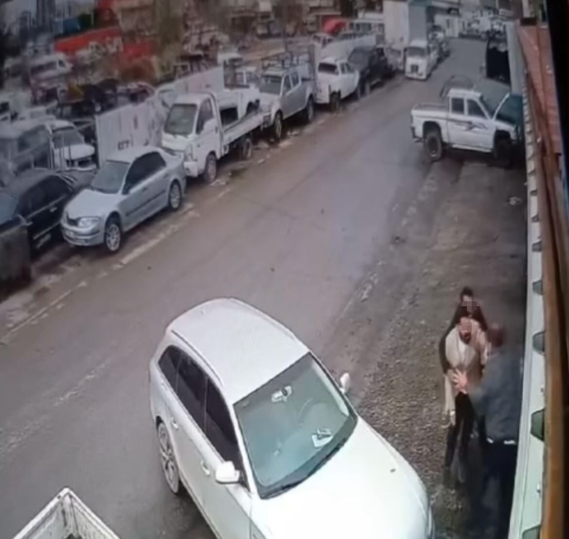 Bursa'da oto sanayi ustası Saffet Gülay, iş yerinde tanımadığı bir