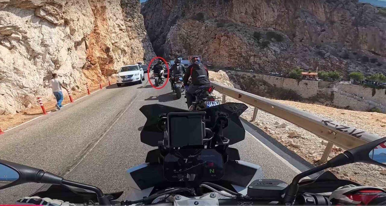 74 yaşındaki Bekir Özdere, Antalya'nın Kaş ilçesinde 900 cc motosikletiyle