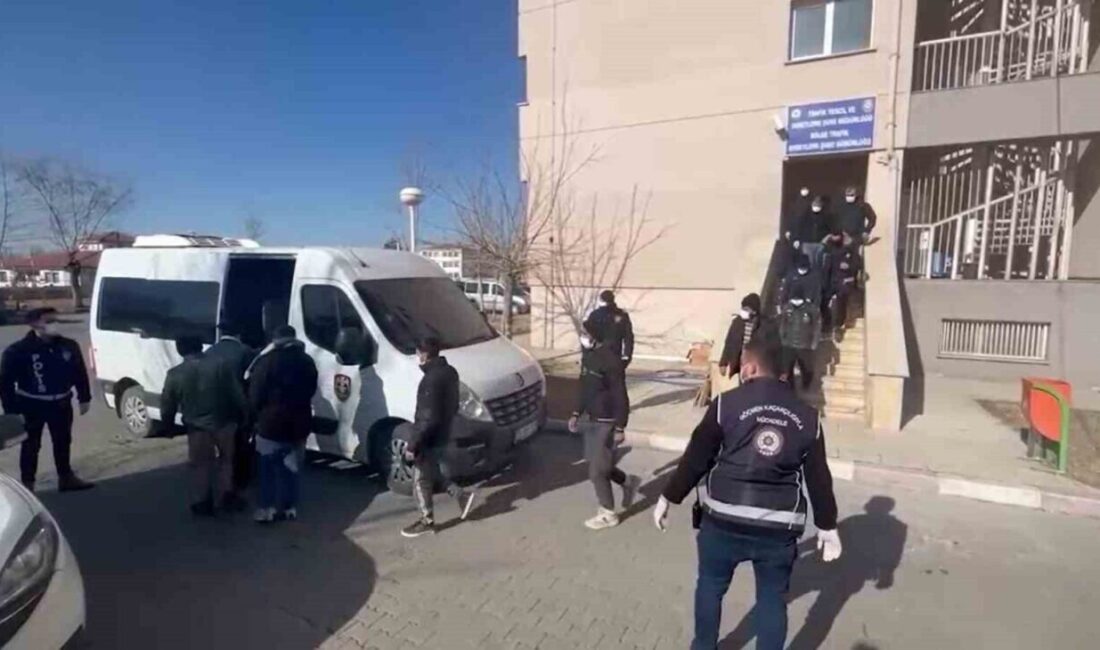 Iğdır’da Düzenlenen Operasyonda 9 Düzensiz Göçmen Yakalandı Iğdır İl Emniyet Müdürlüğü, göçmen kaçakçılığına karşı önemli bir operasyon