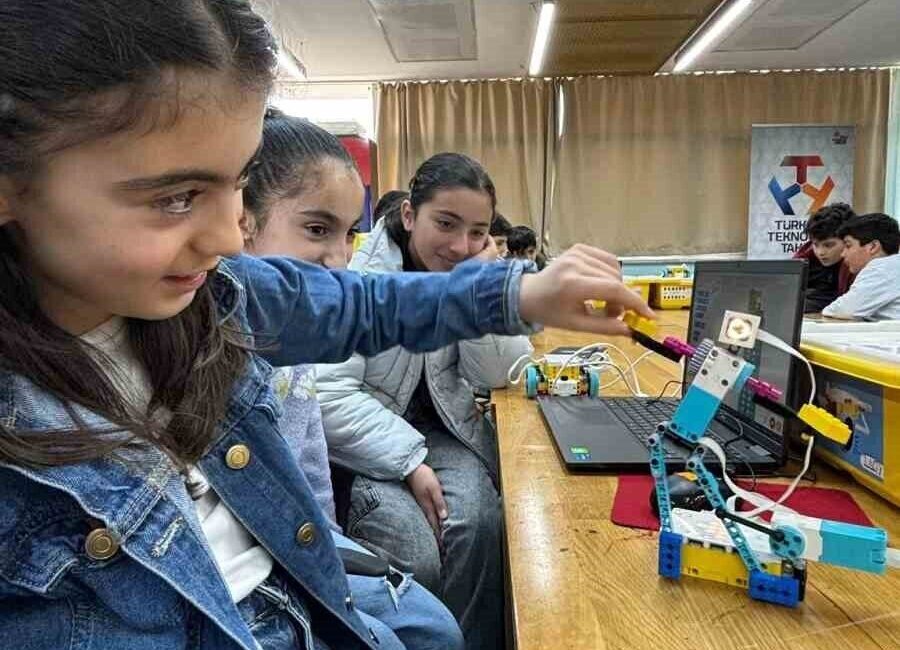 Iğdır’daki Deneyap Teknoloji Atölyesi Öğrencilerine Robotik Kodlama Eğitimi Veriyor Iğdır'daki Deneyap Teknoloji Atölyesi, öğrencileri Robotik Kodlama eğitimiyle geleceğin teknolojileriyle