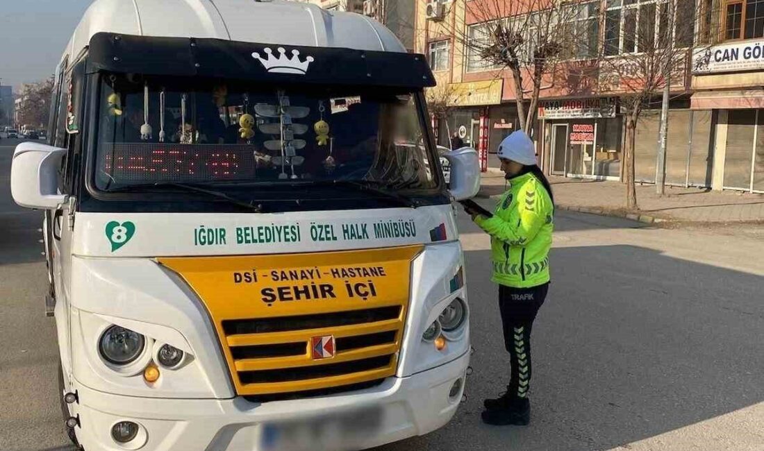 Iğdır’da Trafik Denetimlerinde Kurallara Uymayan Bir Sürücüye Ceza Kesildi Iğdır'da yapılan trafik denetimlerinde 55 araç kontrol edildi ve bir
