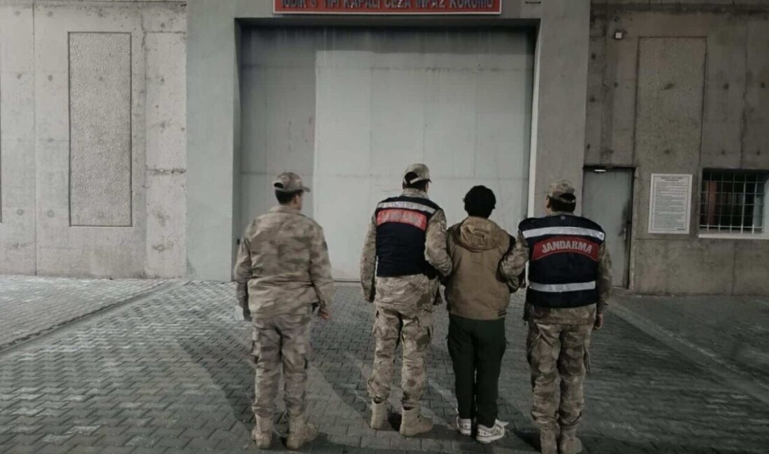 Iğdır’da uyuşturucu operasyonunda bir kişi tutuklandı, üç şüpheli hakkında soruşturma sürüyor. Iğdır'da düzenlenen uyuşturucu operasyonunda 4 şüpheli yakalandı. İl Emniyet Müdürlüğü'nün