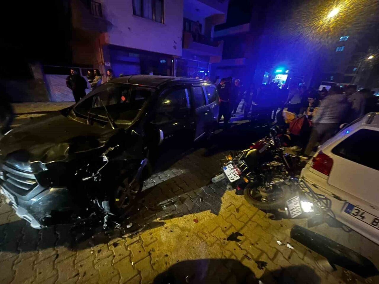 Aydın İncirliova'da iki motosikletin karşı yönden gelen otomobille çarpışması sonucu