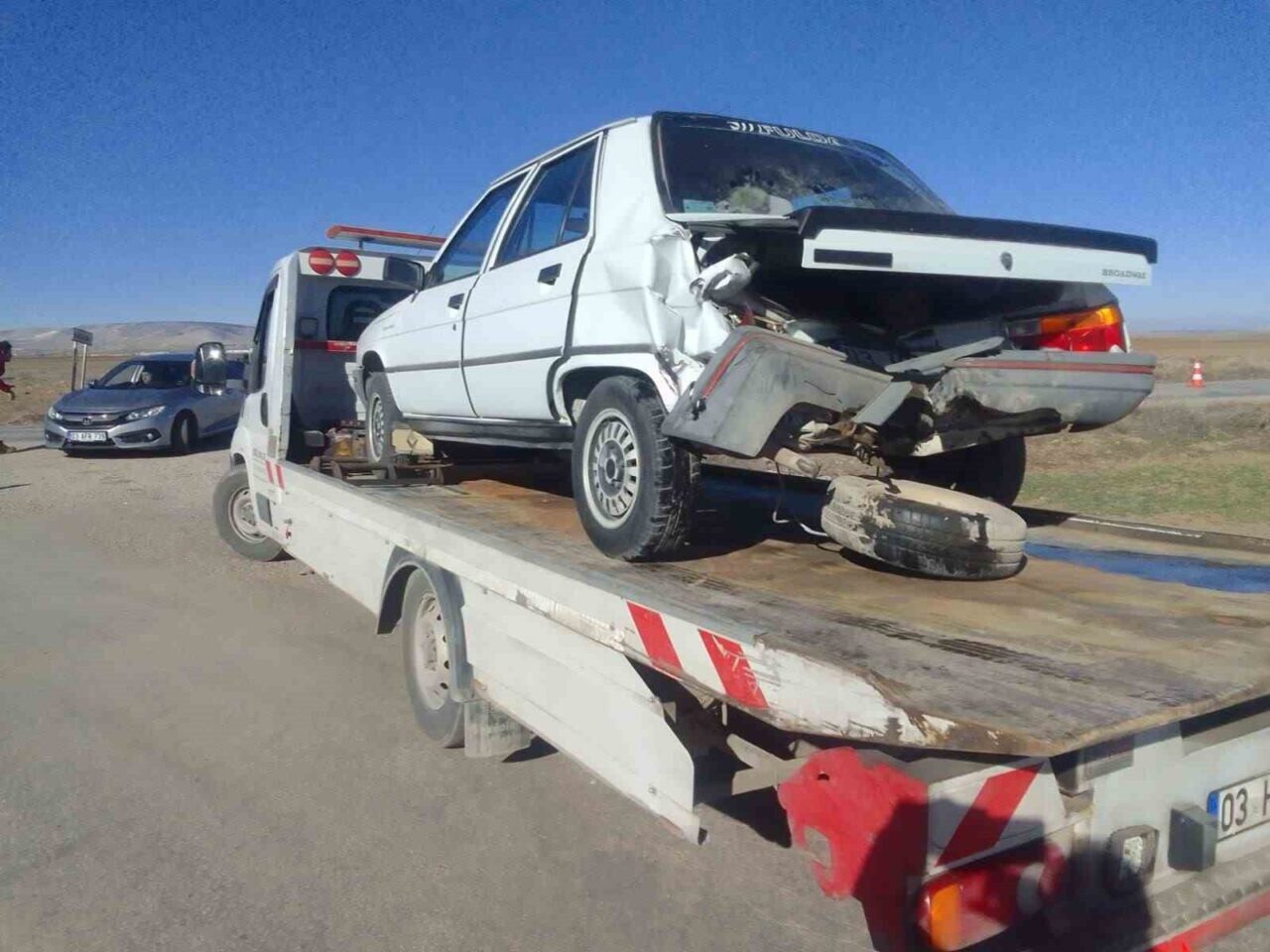 Afyonkarahisar'ın Emirdağ ilçesinde meydana gelen trafik kazasında, M.G. yönetimindeki otomobil,