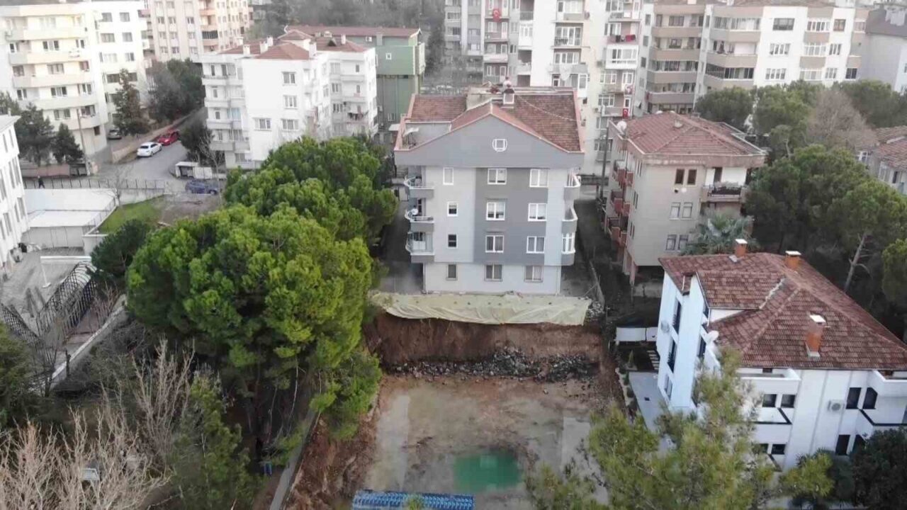 Bursa'nın Nilüfer ilçesinde inşaat alanındaki kazı sonucu meydana gelen toprak