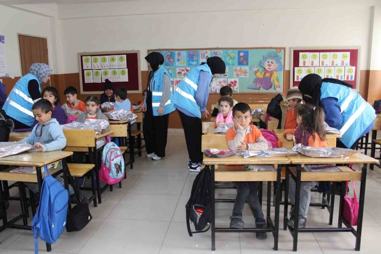 Erzincan Öğrenci Yurdu, "Isıtan Eller" projesiyle Geyikli Şehit Polis Hakan