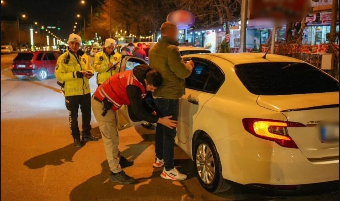 Isparta’da Geçen Geceki Trafik Denetimlerinde 11 Sürücüye Ceza Kesildi, 4 Araç İse Trafikten Men Edildi Isparta'da gerçekleştirilen trafik denetimlerinde 11 sürücüye ceza kesilirken, 4 araç
