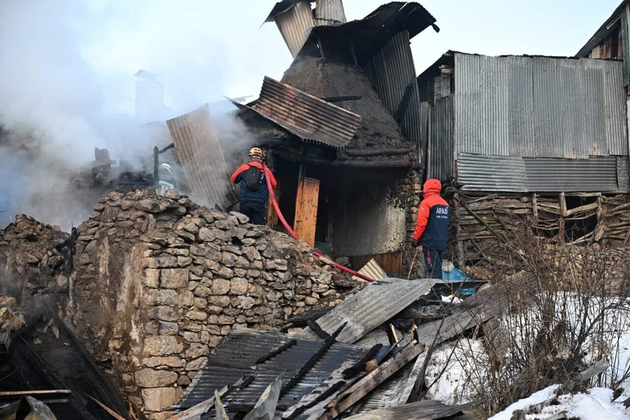 Erzurum'un İspir ilçesindeki Duruköy Mahallesi'nde çıkan yangın, itfaiye ekipleri tarafından