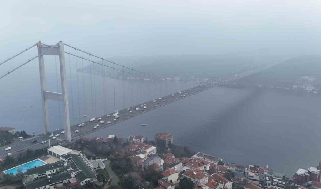İstanbul’da Gece Başlayan Sis, Fatih Sultan Mehmet Köprüsü’nü Kapatıyor İstanbul'da gece başlayan sis sabah saatlerinde Boğaz çevresinde yoğunlaştı. Fatih
