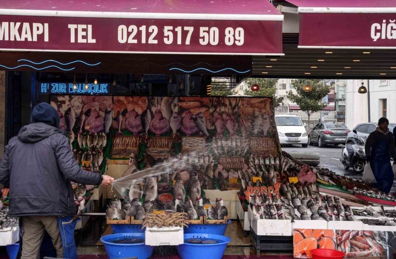 İstanbul'daki balık tezgahları, son yılların en iyi sezonunu geçiriyor. Balıkçılar,