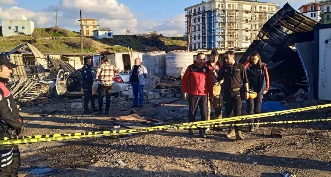 Aliağa’daki İnşaat Patlamasında 8 İşçi Yaralandı, 3’ü Ağır Yaralı İzmir'in Aliağa ilçesindeki inşaatta su kazanının patlaması sonucu 2'si ağır,