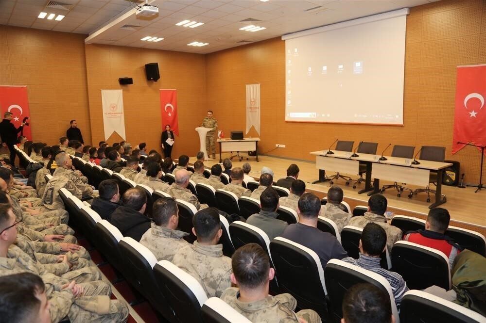 Erzurum'da İl Jandarma Komutanlığı personeline yönelik düzenlenen Sağlıklı Beslenme ve
