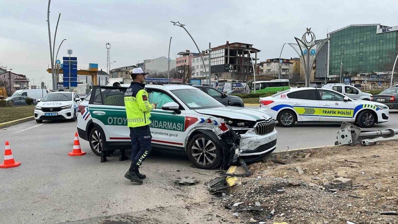 Kocaeli'nin Gebze ilçesinde jandarma trafik aracı, Haydar Ö.'nün kullandığı hafif