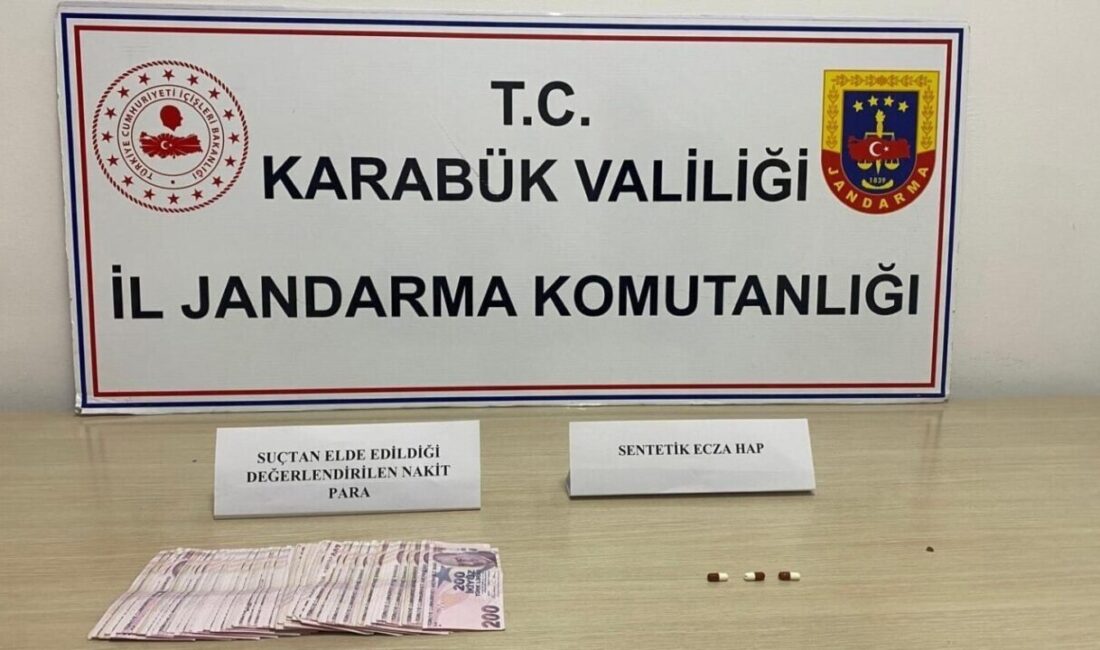 Karabük’te Jandarma Operasyonu: Uyuşturucu ve Nakit Para Ele Geçirildi Karabük'te İl Jandarma Komutanlığı tarafından gerçekleştirilen operasyonda, 8 kişinin üzerinde