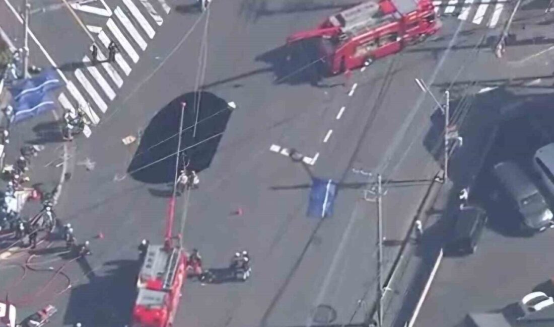 Saitama’da Yolda Çökme Oluştu, Kamyonet Çukura Düştü ve Şoför Yaralandı Japonya'nın Saitama eyaletindeki Yashio şehrinde bir yol, bilinmeyen bir sebepten