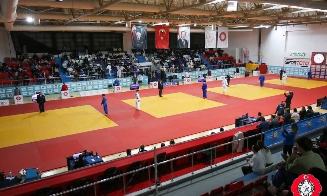Denizli’nin Judocusu Nazifhan Özen, Ankara’da Gümüş Madalya Kazandı Denizlili judocu Nazifhan Özen, Ankara'daki Paralimpik Judo müsabakalarından gümüş madalya