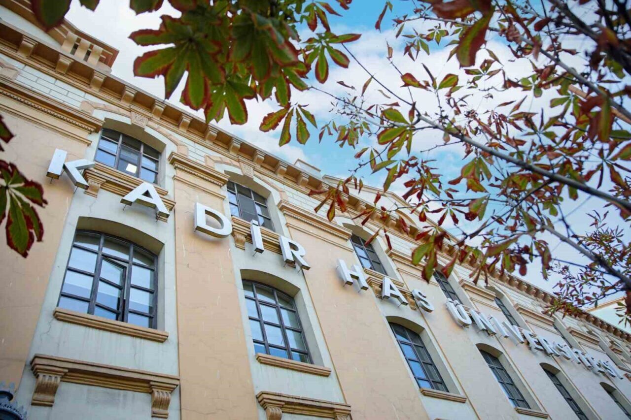 Kadir Has Üniversitesi, Times Higher Education'ın 2025 sıralamasında işletme ve