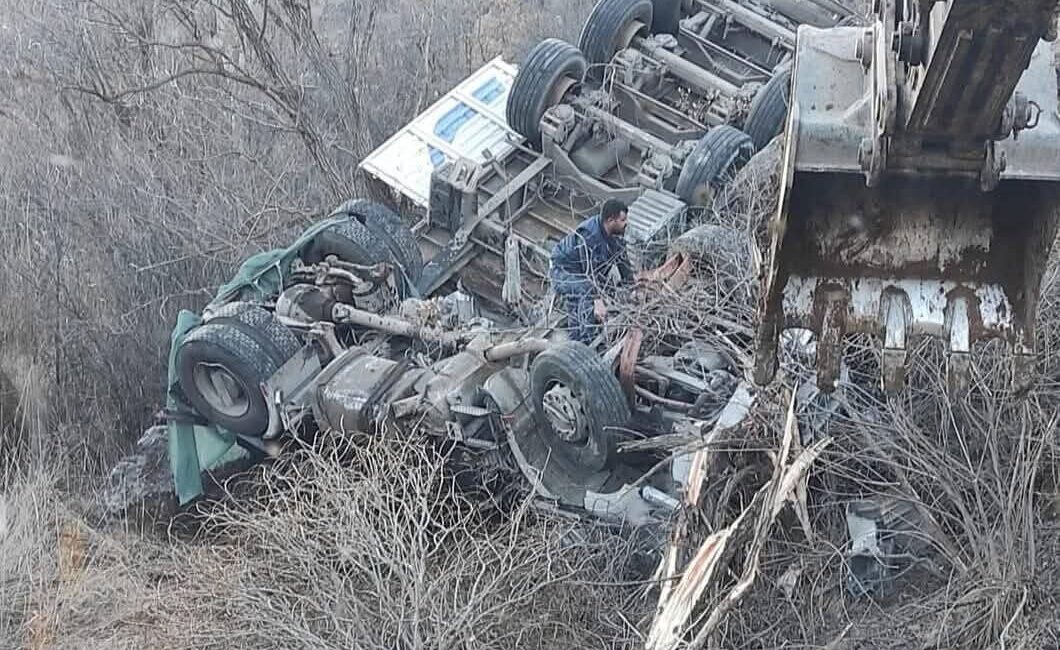 Kayseri’de Kamyonun Şarampole Devrilmesi Sonucu Sürücü Sağ Kurtuldu Kayseri'nin Yahyalı ilçesinde Sazak mahallesi yol ayrımında bir kamyon, sürücüsünün