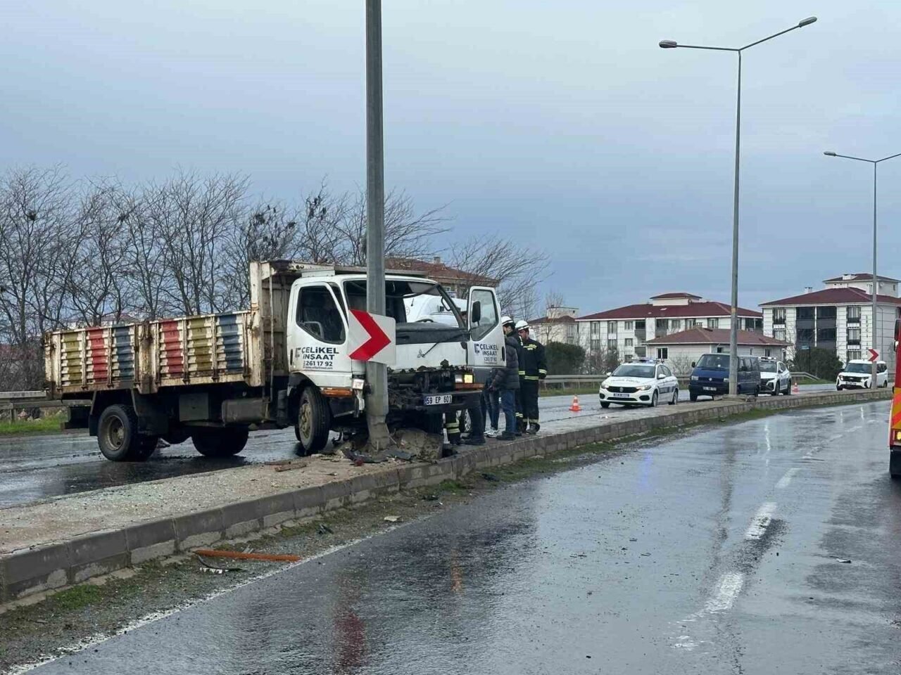 Tekirdağ’ın Muratlı ilçesinde Aytekin Ç. yönetimindeki kamyonet, kaygan zemin nedeniyle