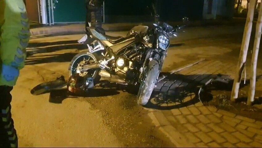 İnegöl’de motosiklet kamyonetle çarpıştı, sürücü yaralandı İnegöl'de Bilal T. (24) yönetimindeki motosiklet, dönüş yapan Ramazan B.